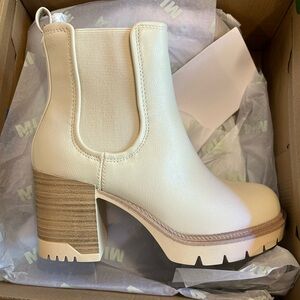 White/Cream Chelsea boots